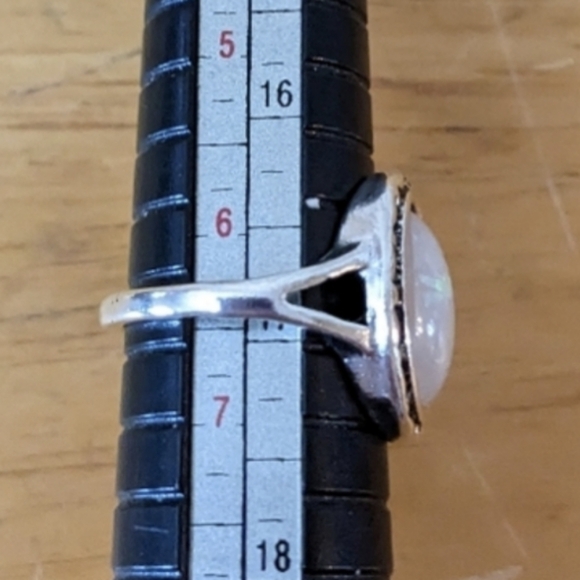 Vintage Geometric Round Simulated Opal Gemstone Ring, T1B6A - Picture 2 of 2